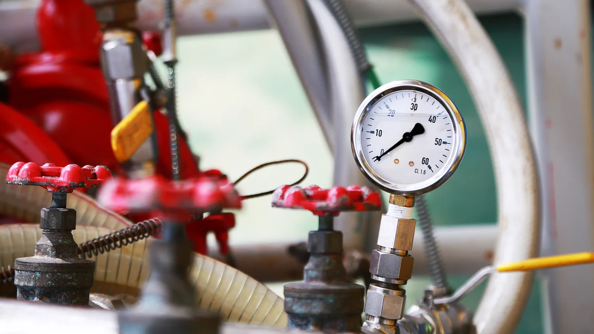 Manometer und Ventile einer Heizungsanlage