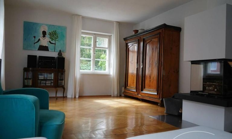 Wohnzimmer mit Kamin