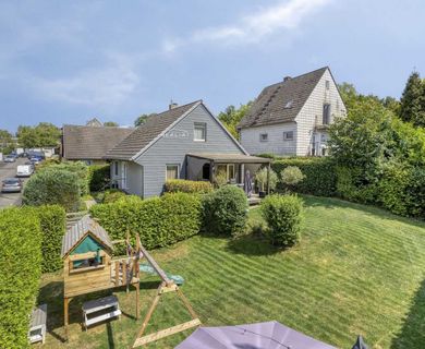 Freistehendes Einfamilienhaus mit Garage und sonnigem Garten in Ratingen-Ost