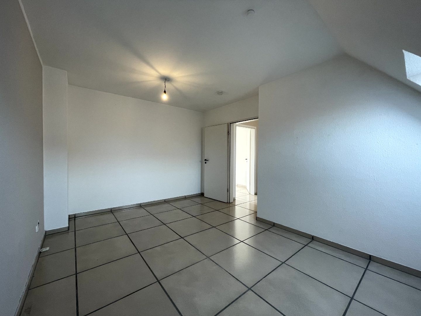 GROßZÜGIGE 3-ZIMMER WOHNUNG MIT BALKON IN KORSCHENBROICH ZU MIETEN! - Photo 1
