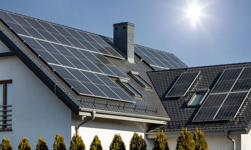 Hausdach mit Solarplatten