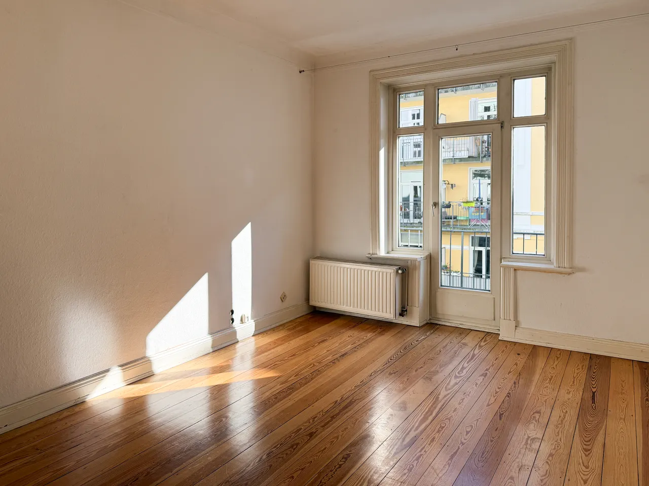 Sonniges Wohnzimmer mit Balkonzugang