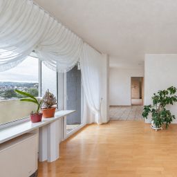 Gute Aussichten: Großzügige Eigentumswohnung mit Balkon, Fernsicht und Tiefgaragenstellplatz