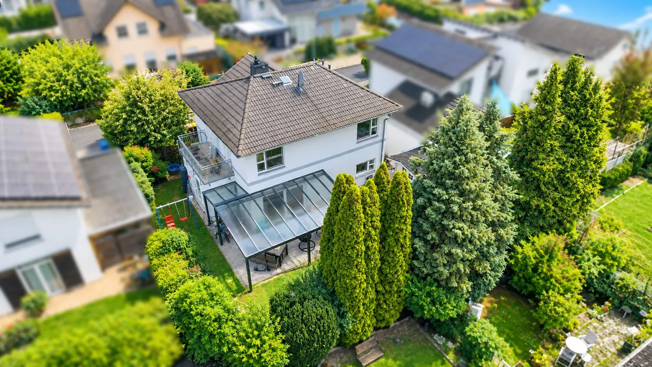 Modernes Haus mit Gartenidylle