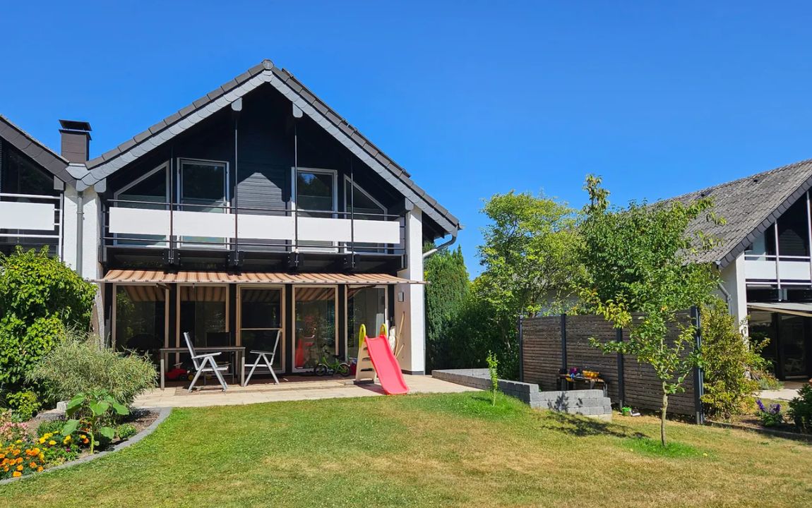 ***RESRVIERT***
Hochwertig modernisierte Doppelhaushälfte, gute Ausstattung, Garten und Garage in Birlinghoven