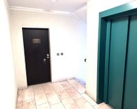 gepflegtes Treppenhaus + Lift