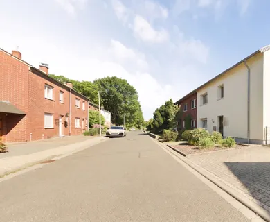 Solides Zweifamilienhaus mit Perspektive: Zentrumsnahe Kapitalanlage oder individuelles Wohnglück