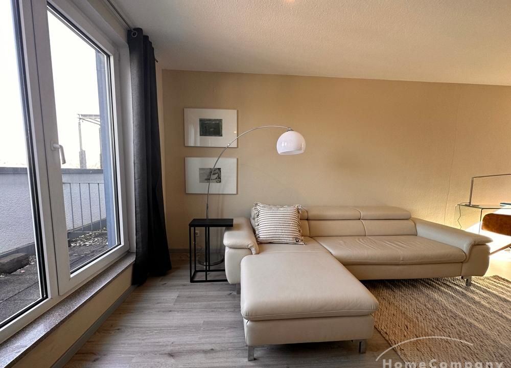 Wohnzimmer mit Zugang zum Balkon