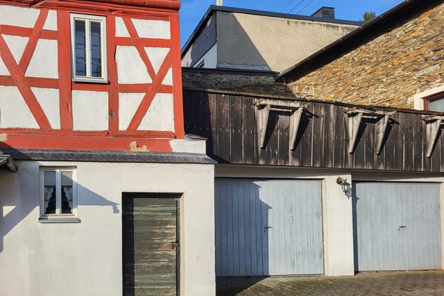 Außenansicht mit Garagen