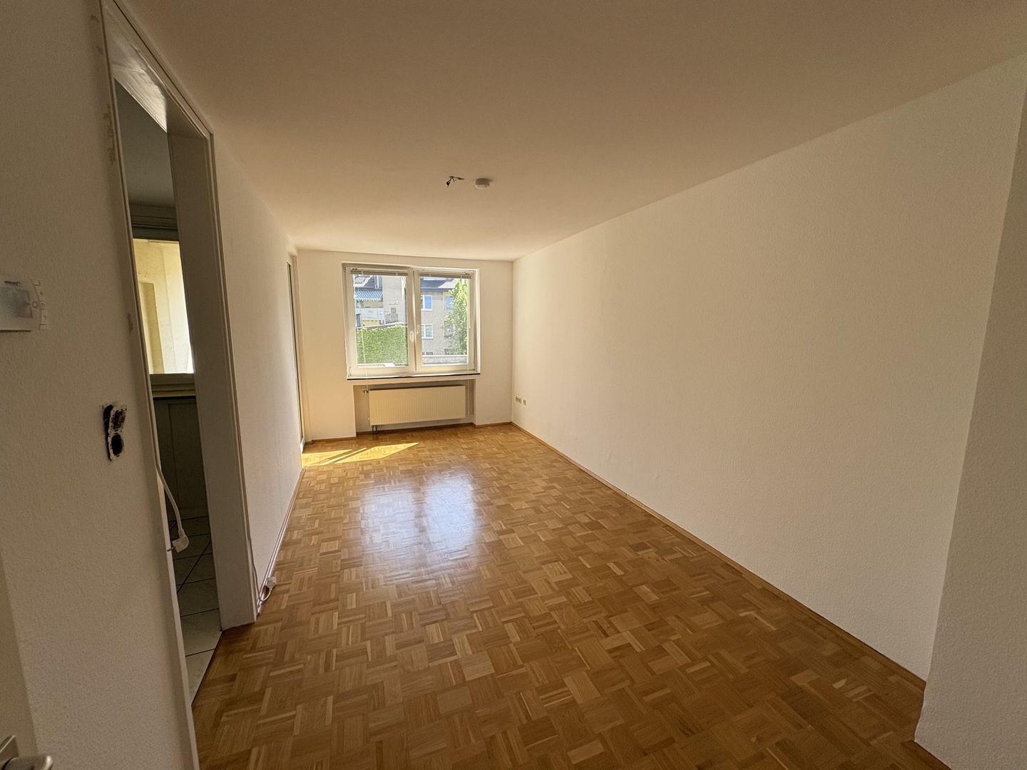 Zentral wohnen mit allem drum und drin: 2 Zimmer, EBK, Parkett und Balkon - Photo 1