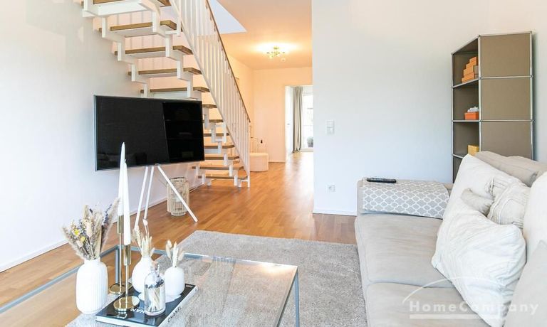 Wohnzimmer mit Treppe
