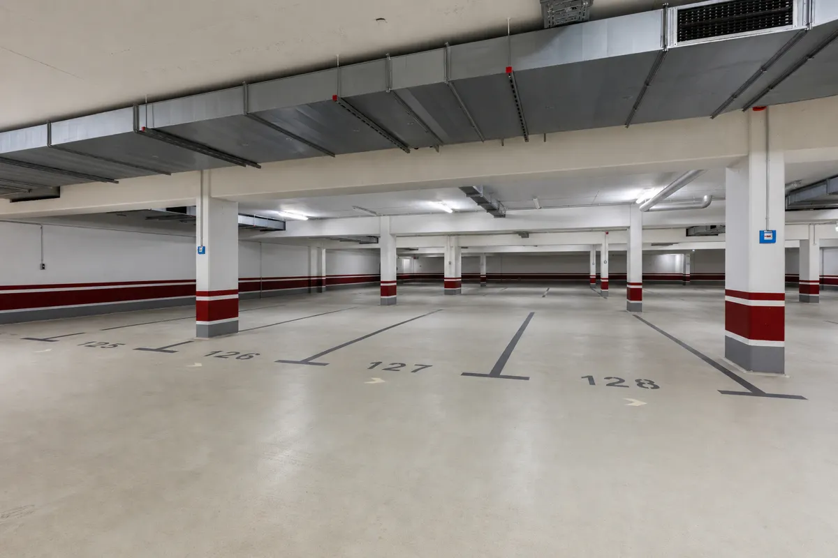 Die geräumige Tiefgarage