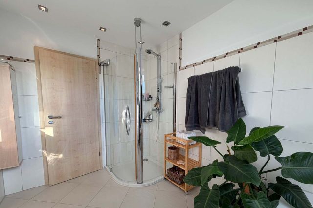 Badezimmer (DG)