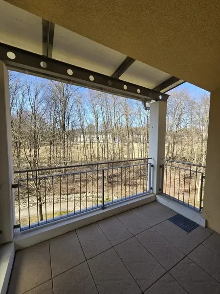 Großzügiger Balkon mit Blick in den Park