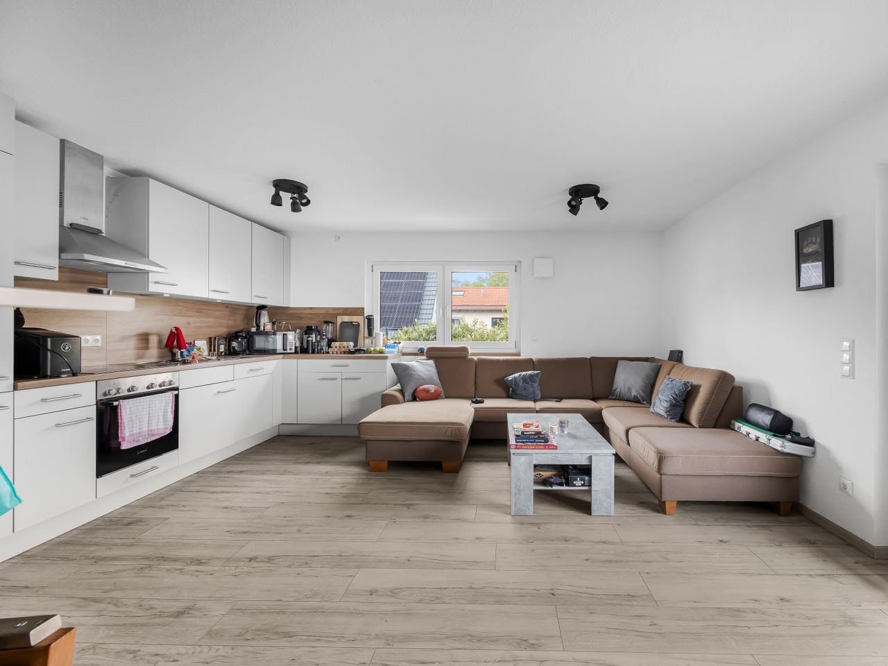 Wohn-Essbereich mit Ausgang zum Balkon