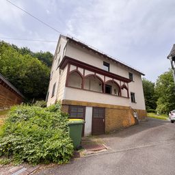 Ein-/Zweifamilienhaus mit großzügigem Hanggrundstück in idyllischer Lage von Windeck!