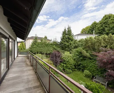 Modern wohnen im Zweifamilienhaus: Eigentumswohnung im Maisonette-Stil mit Balkon und Stellplätzen