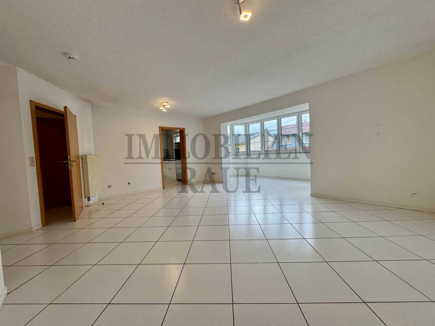 SCHÖNE WOHNUNG MIT TERRASSE UND GARTEN SOWIE TG-STELLPLATZ - SOFORT FREI