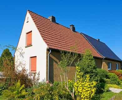 Gepflegte Doppelhaushälfte mit großem Garten, zwei Garagen und Vollkeller