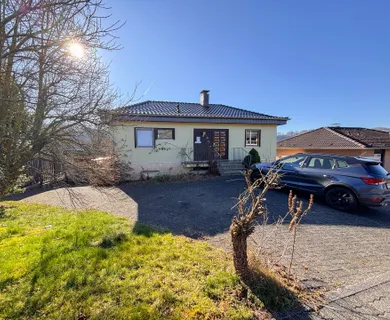 Attraktiver Bungalow mit sonnigem Balkon und toller Aussicht in ruhiger Lage von Windeck!