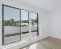 Zimmer im Obergeschoss mit Zugang zur Dachterrasse 