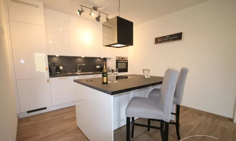 offene K&uuml;che mit Kochinsel