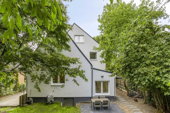 Düsseldorf-Angermund: Neuwertiges, freistehendes Haus auf großem Grundstück