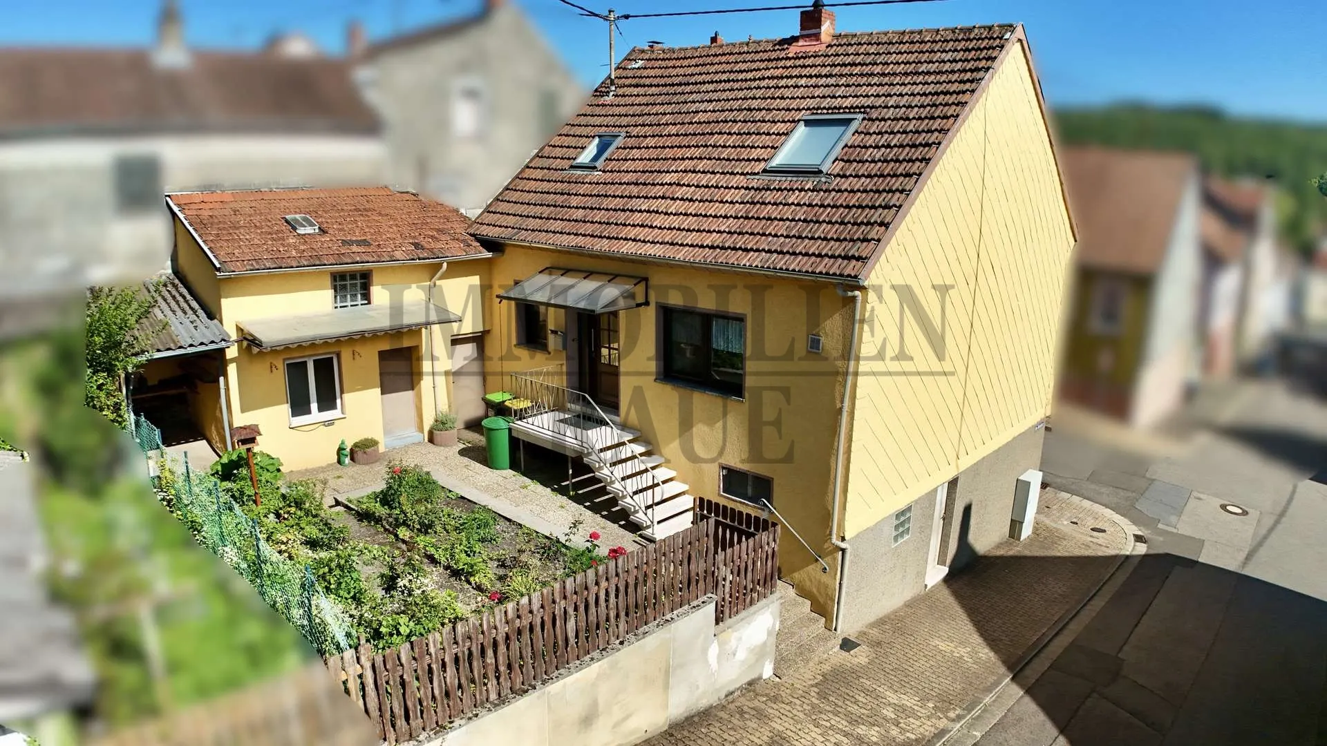 GEPFLEGTES, FREISTEHENDES 1 FAMILIENHAUS MIT GARTEN UND 2 GARAGEN IN SULZBACH - SOFORT FREI