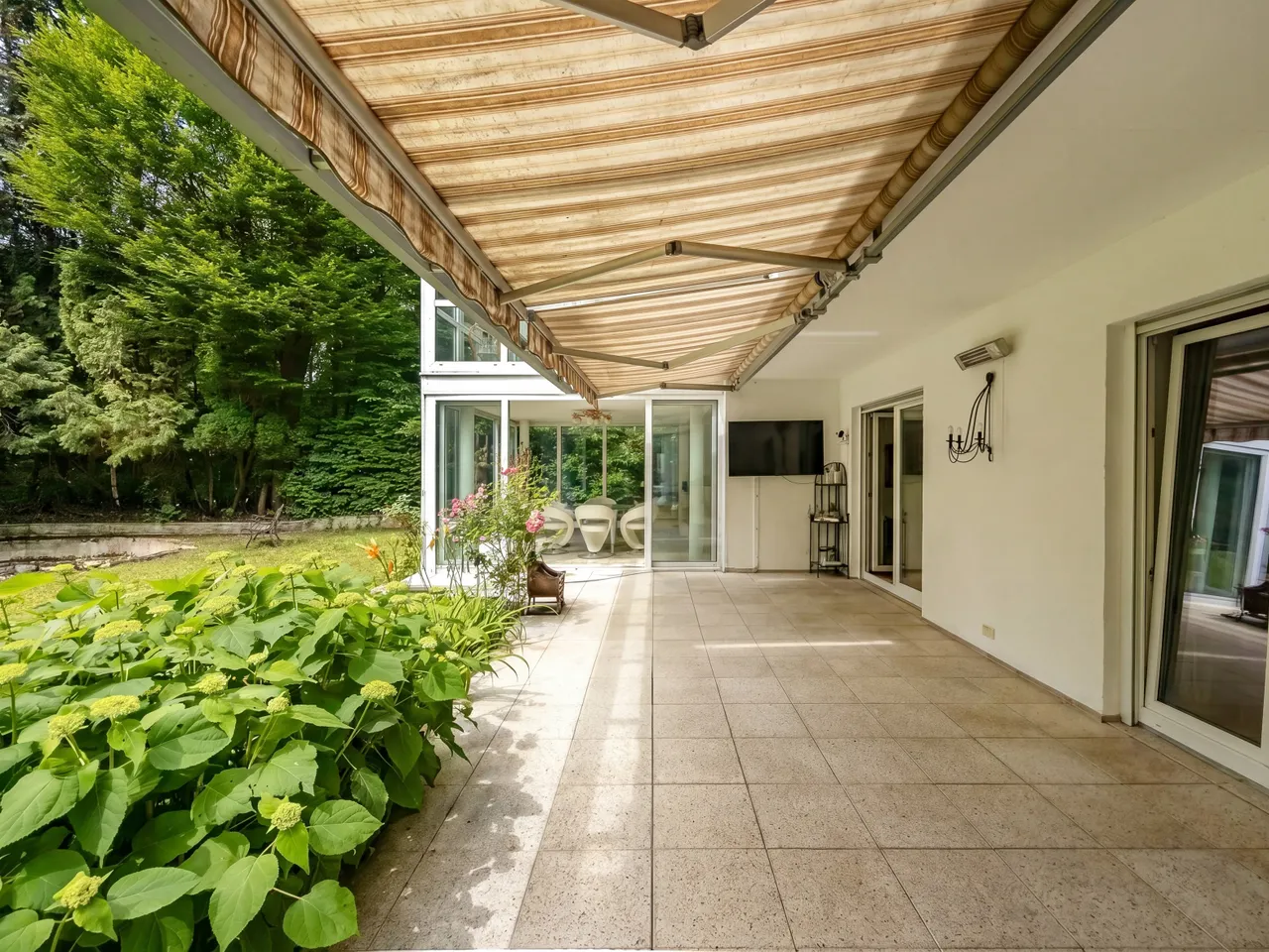 Großzügige Terrasse im EG