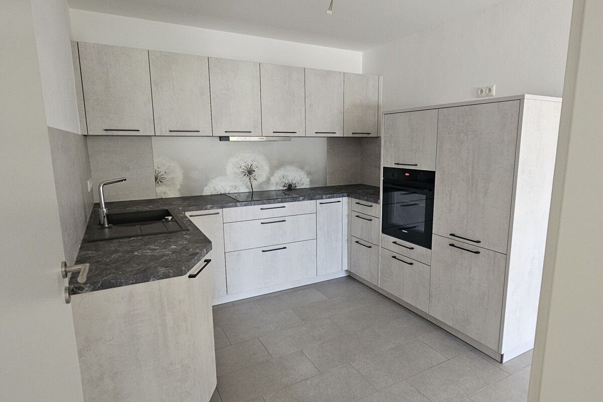 ERSTBEZUG: Hochwertige 2 Zimmer Neubauwohnung mit Südbalkon, Einbauküche und 2 Stellplätzen!