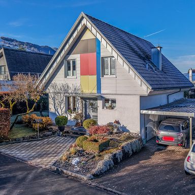 Freistehendes Einfamilienhaus mit Alpenpanorama und grossem Garten