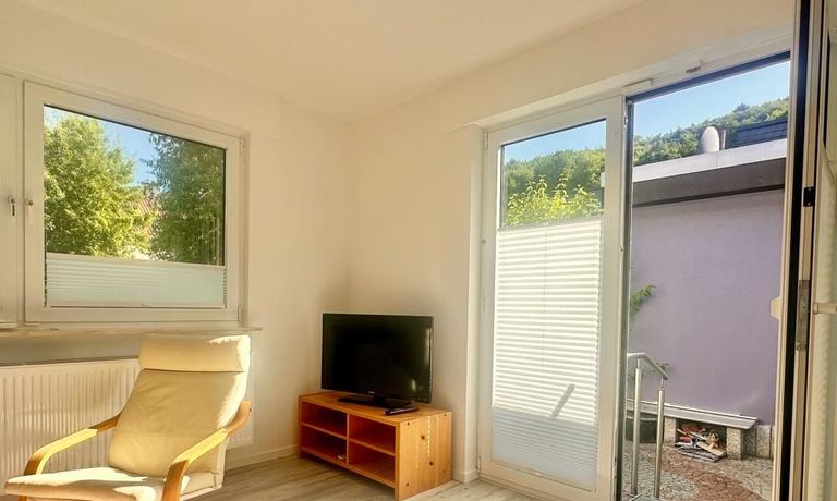 Wohnzimmer mit Zugang zur Terrasse