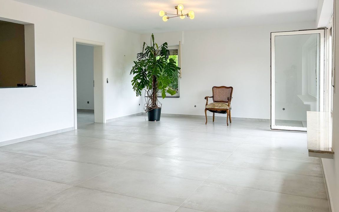 Alles auf Anfang: Frisch renovierte 1,5-Zimmer-Souterrainwohnung mit Terrasse und Grünblick