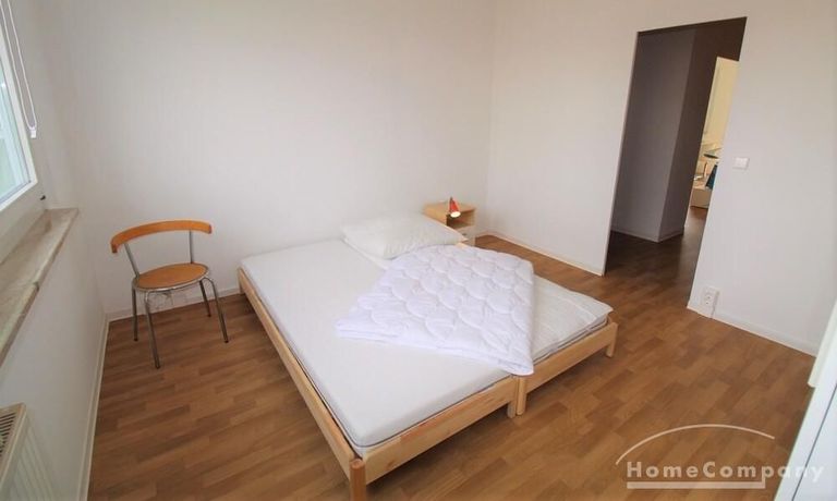 Gro&szlig;es Schlafzimmer mit Doppelbett, Schrank + Schreibtisch