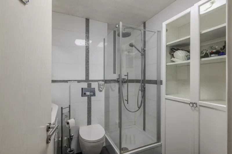 Badezimmer innenliegen mit Dusche, WC, Waschbecken