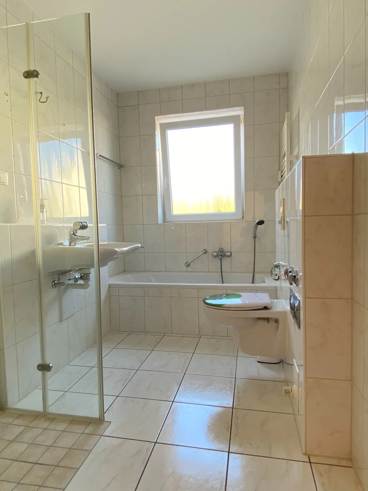 Tageslichtbad mit Dusche und Wanne