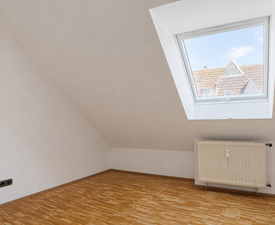 Helle ca. 45m² große 2-Zimmer-Dachgeschosswohnung mit Tageslichtbad - Photo 5