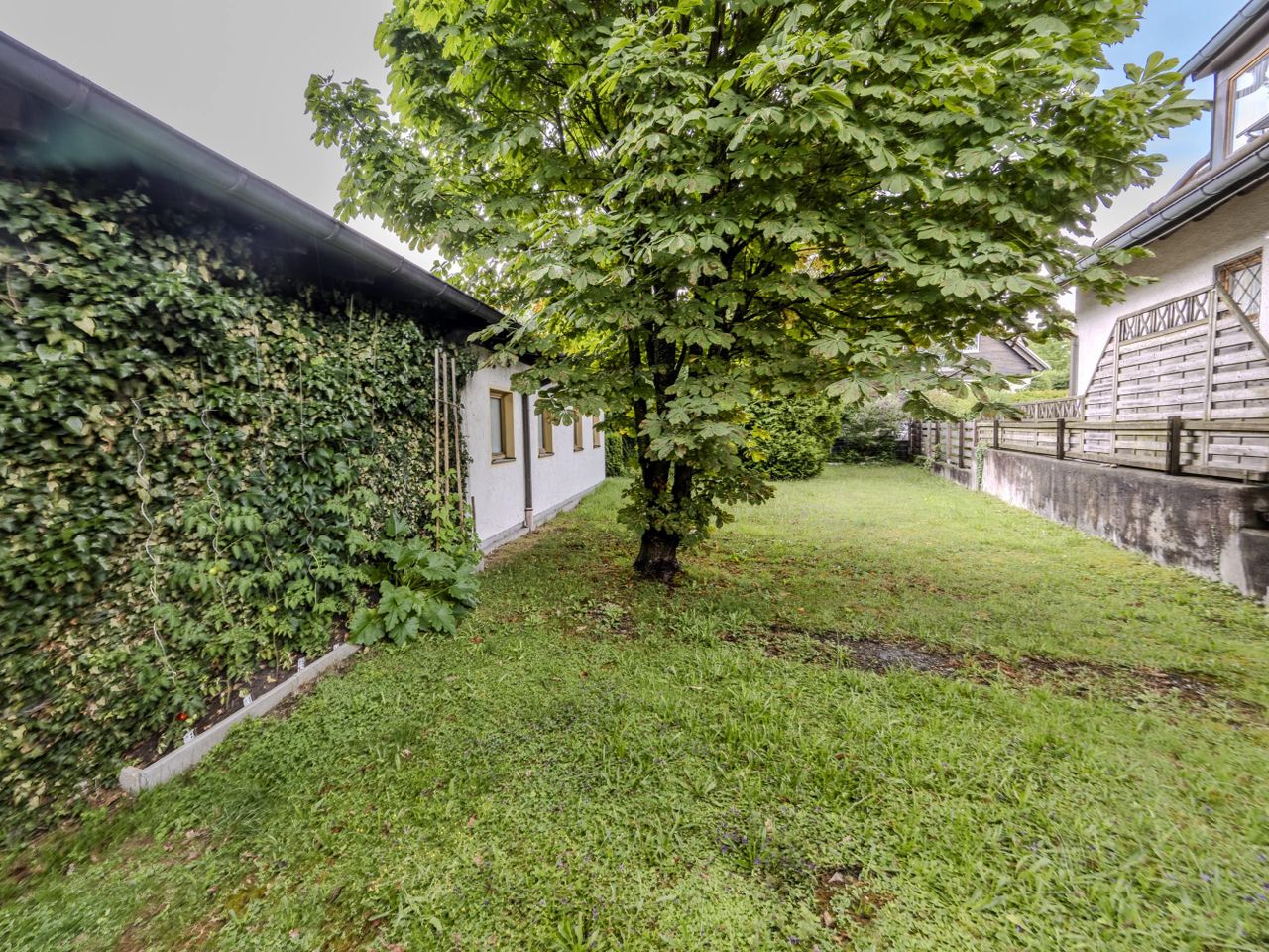 Garten hinter der Garage