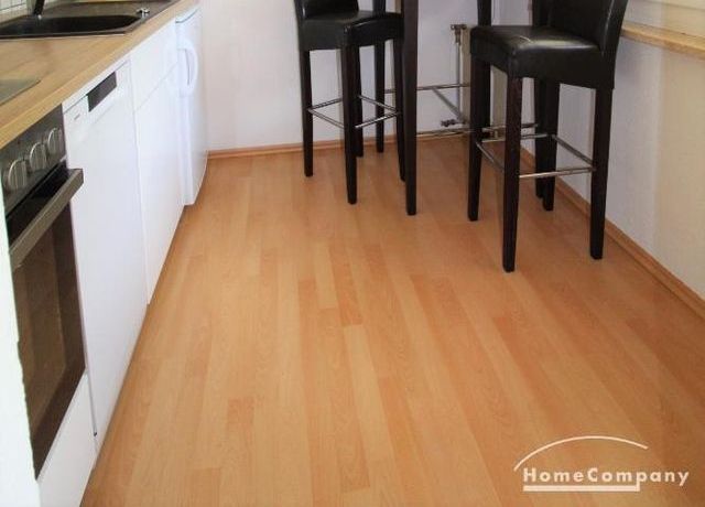 Einbauk&uuml;che mit Bartisch