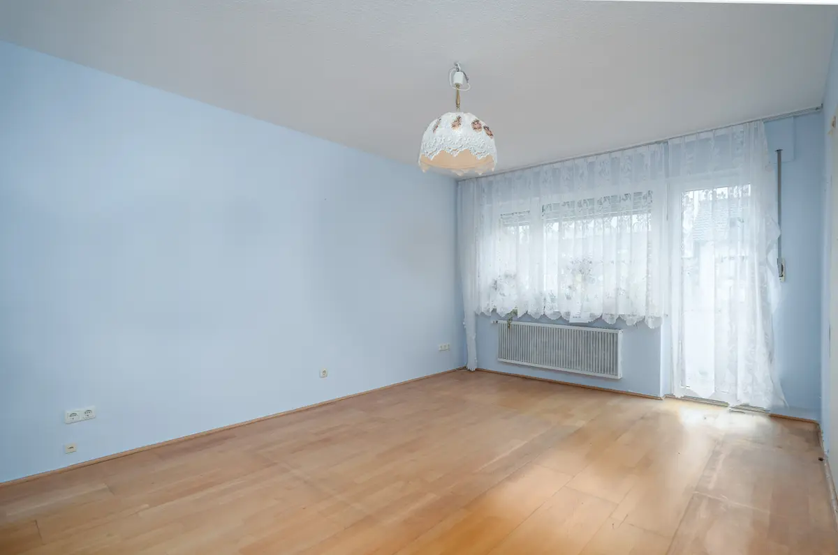 1 OG Schlafzimmer mit Balkon