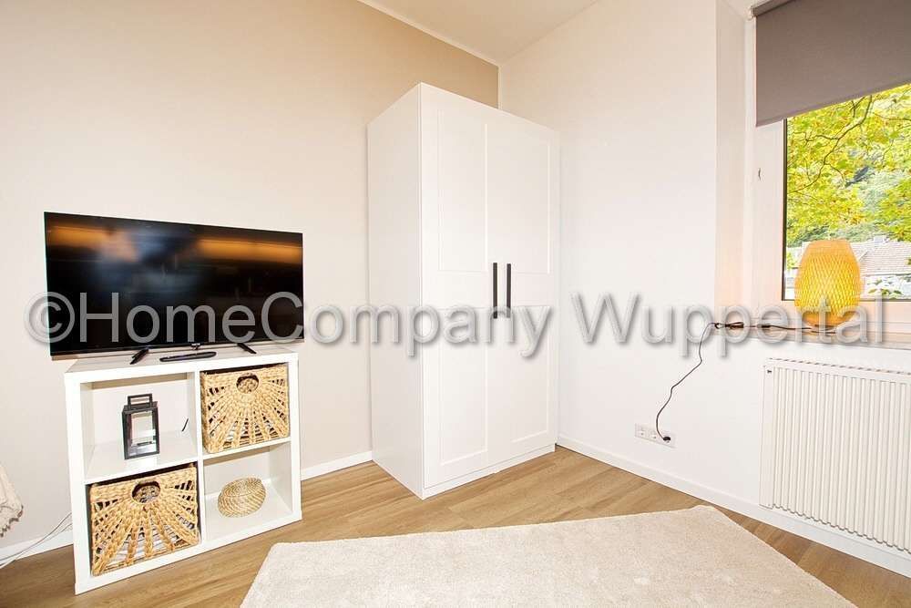 TV und Kleiderschrank