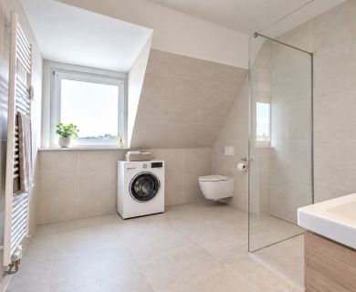 Rund 51 m² große 2-Zimmer-Dachgeschosswohnung mit renoviertem Tageslichtbad und Gartennutzung - Foto 2