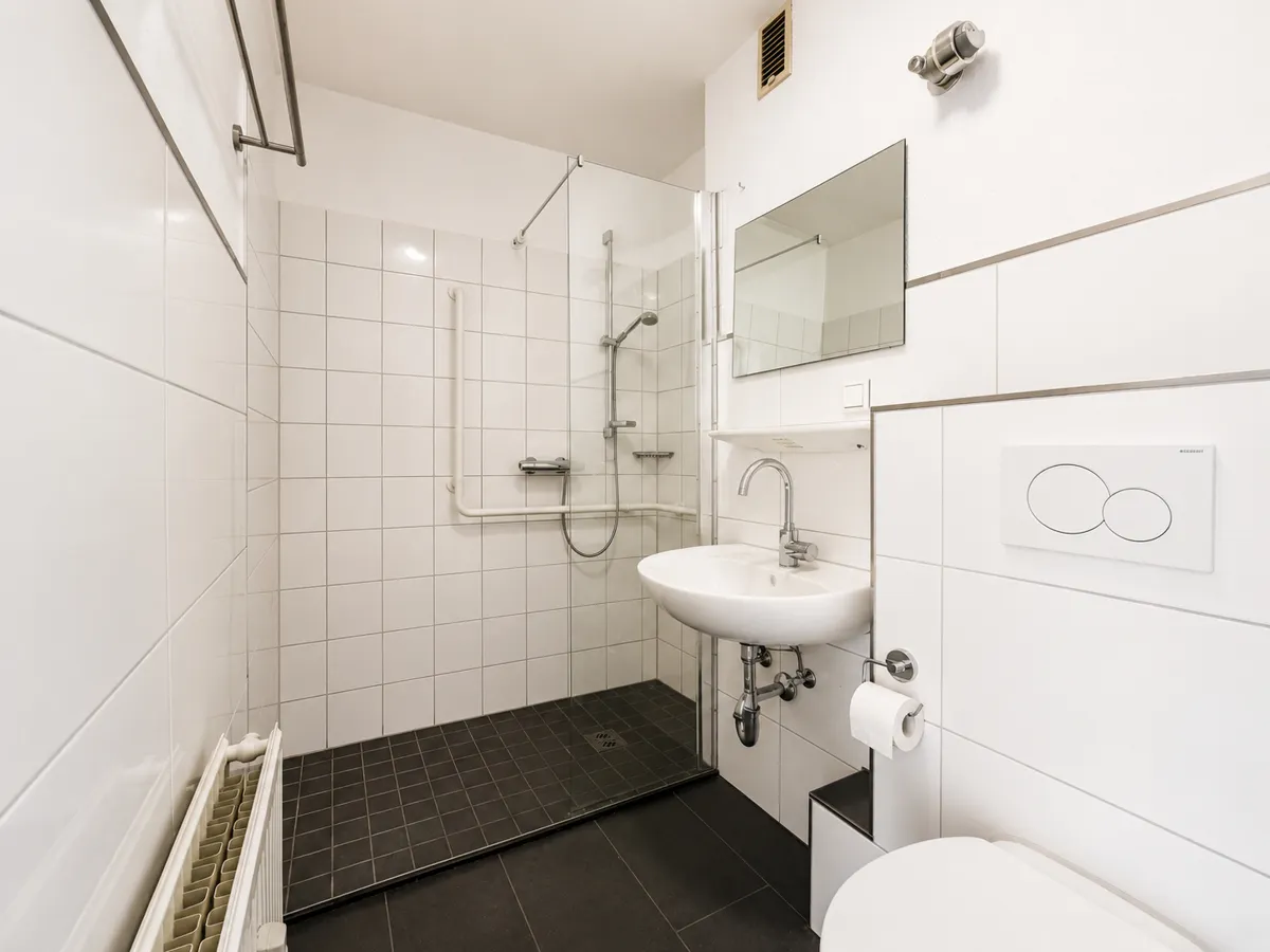 Das Badezimmer mit bodentiefer Dusche