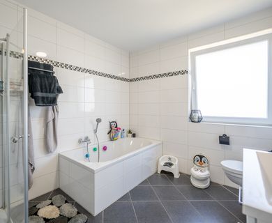 Lichtdurchflutete Dachgeschosswohnung auf 80 m² mit Wohlfühlbalkon, eigenem Eingang und Garage - Foto 5