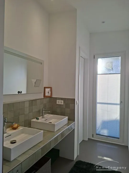 Bad mit Dusche und Badewanne