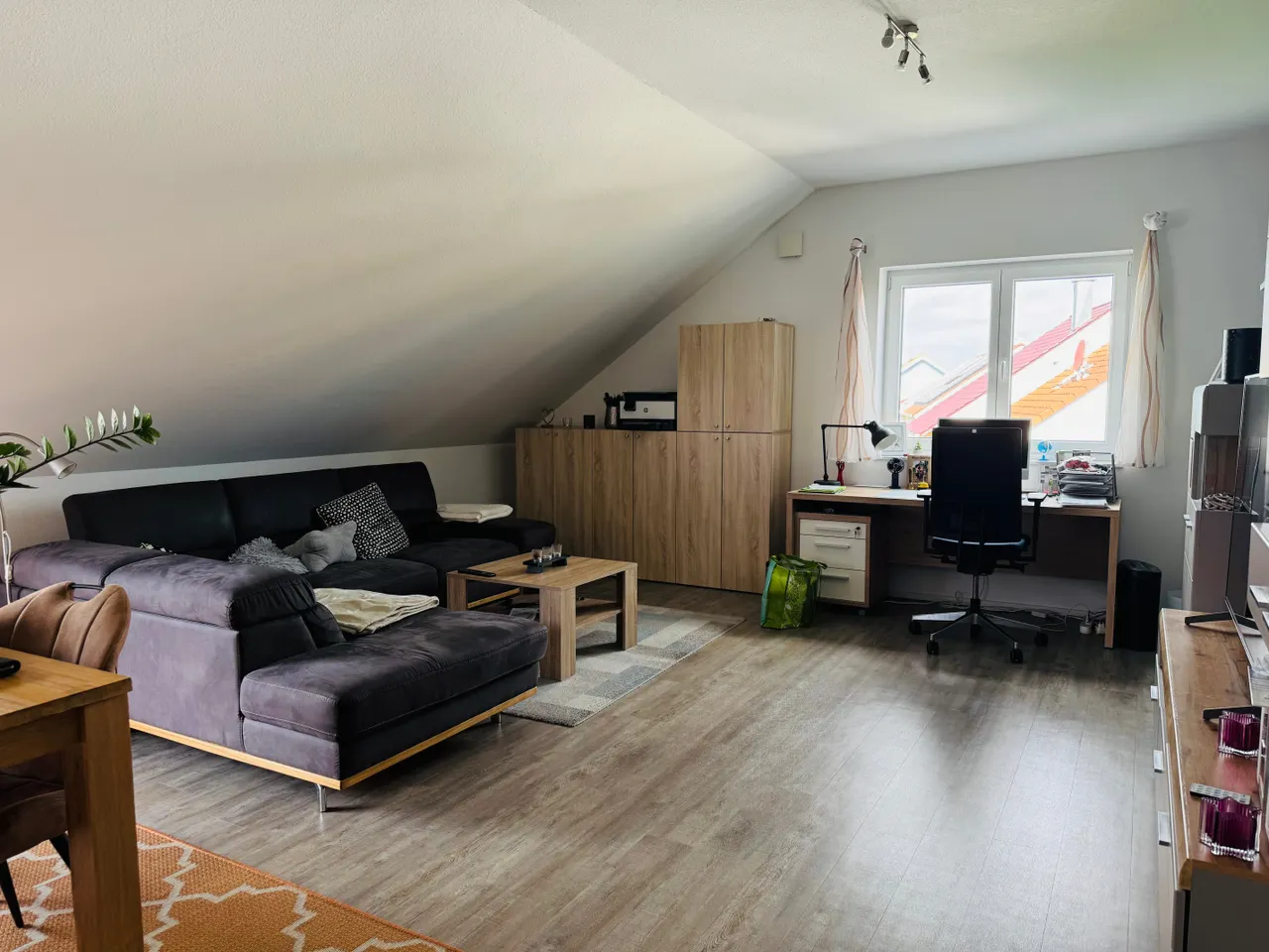 Moderne 2-Zimmer-Dachgeschosswohnung mit Aufzug, Balkon, Einbauküche und 2 PKW-Stellplätzen - Foto 2