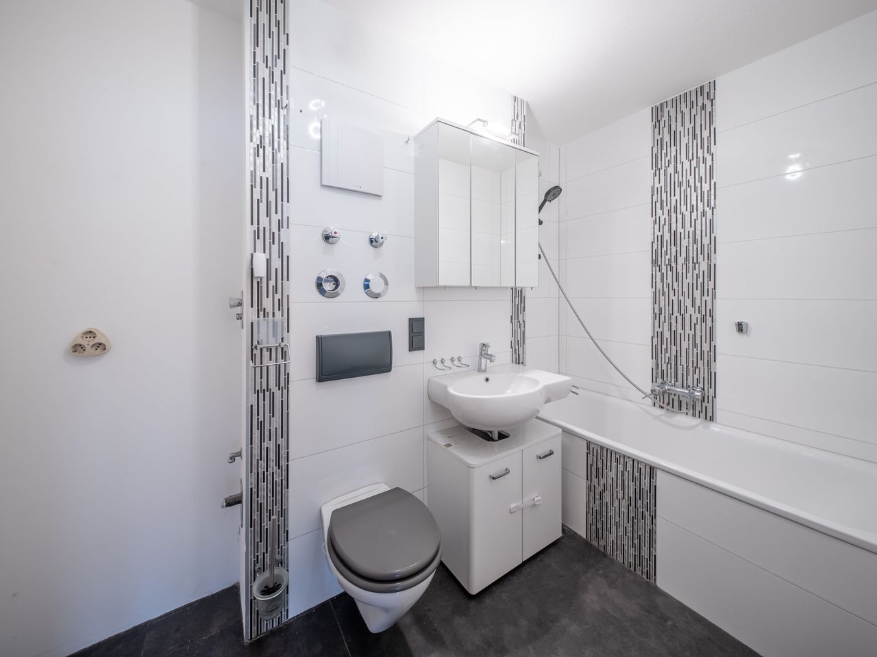 Badezimmer innenliegend mit Badewanne, Waschbecken, WC