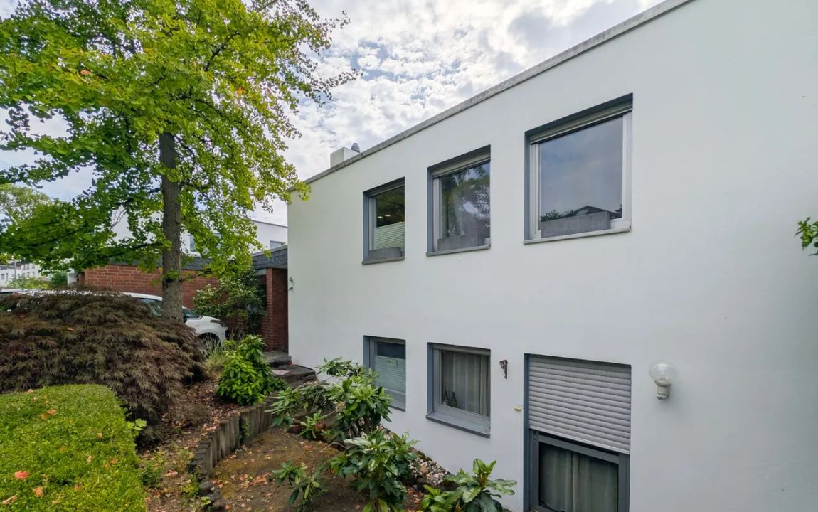 Geräumiges Einfamilienhaus in Split-Level-Bauweise mit Garage und großem Garten (Erbbaurecht)
