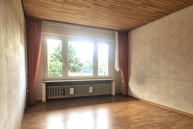 ...Wohnraum mit Blick in den Garten