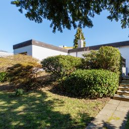 NEU: Teilmodernisierter Bungalow mit ca. 197 m² Wohnfläche + zwei Garagen